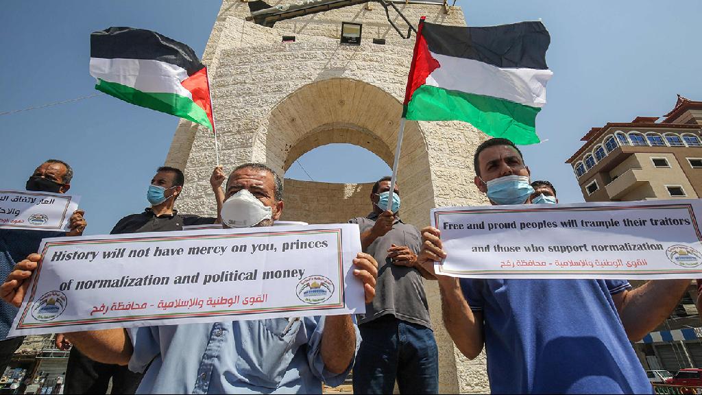 Palestinians protest in Gaza over Bahrain's plan to normalize ties with Israel (Photo: AFP) מפגינים פלסטינים