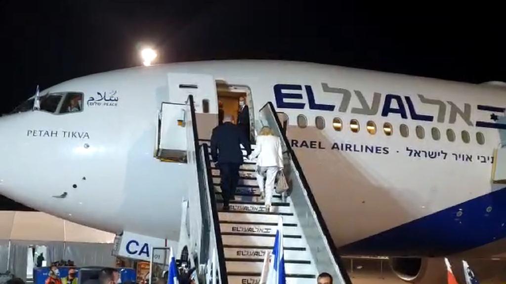 בנימין ושרה נתניהו בעליה למטוס