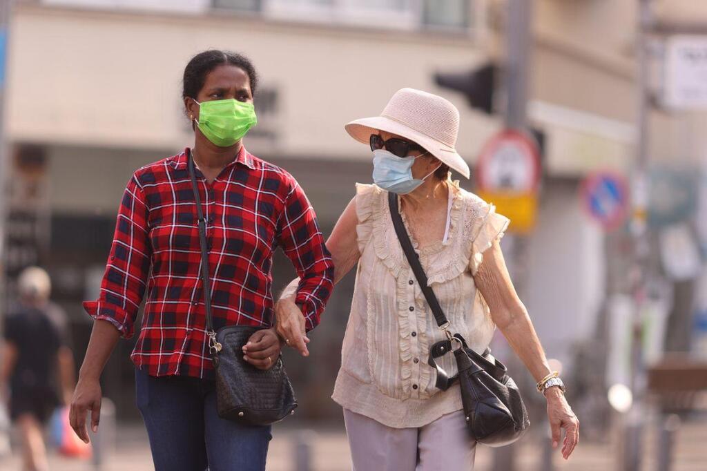 Women donning face masks walking through Tel Aviv's Carmel Market (Photo: Moti Kimchi) שוק הכרמל בצל הקורונה