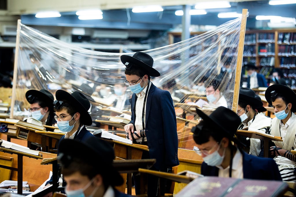 Yeshiva students in Bnei Brak (Photo: Gettyimages) מתפללים בבני ברק