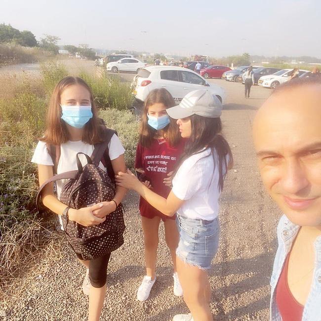"אם אני לא עונה, תתקשרי לאבא". מיכל ואסף אמדורסקי עם הבנות מילה ונינה דבש (צילום: אינסטגרם) "אם אני לא עונה, תתקשרי לאבא". מיכל ואסף אמדורסקי עם הבנות מילה ונינה דבש