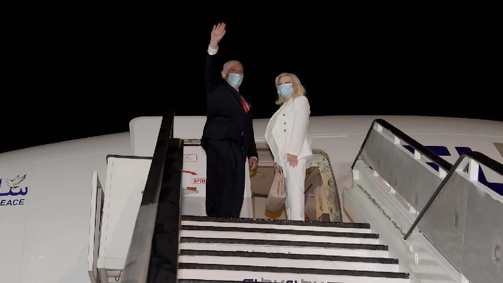 Prime Minister Benjamin Netanyahu and wife Sara board their flight to Washington (Photo: GPO) בנימין ושרה נתניהו בעליה למטוס