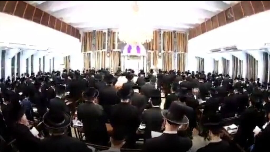 אמירת הסליחות בבית המדרש סאטמר בבני ברק בראשות הגרח"צ מייזליש