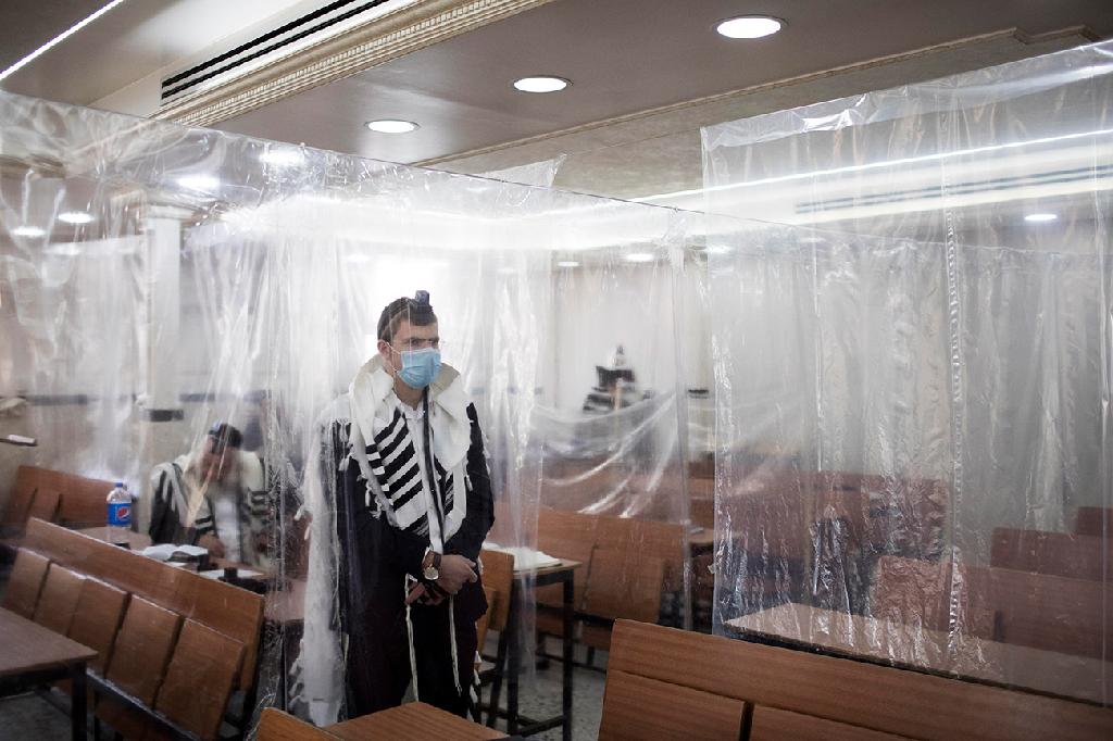 תפילה בבית כנסת בשכונת רמות בירושלים