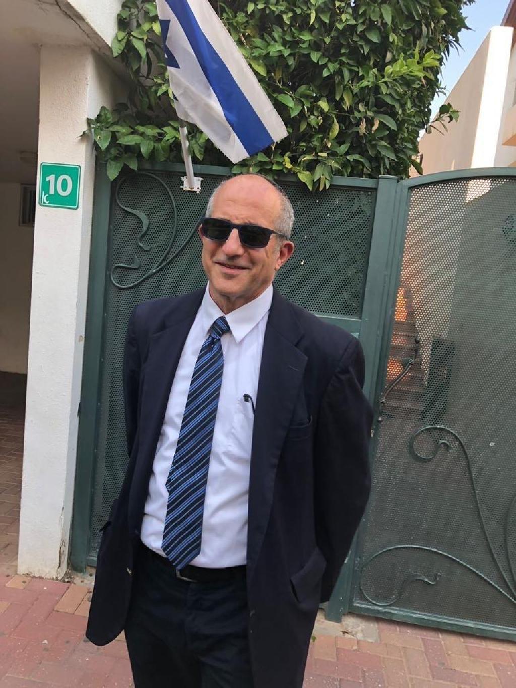 "אלפי שעות בחדר הניתוח עם המתמחים" (צילום פרטי) ד"ר סטיבן ג'קסון