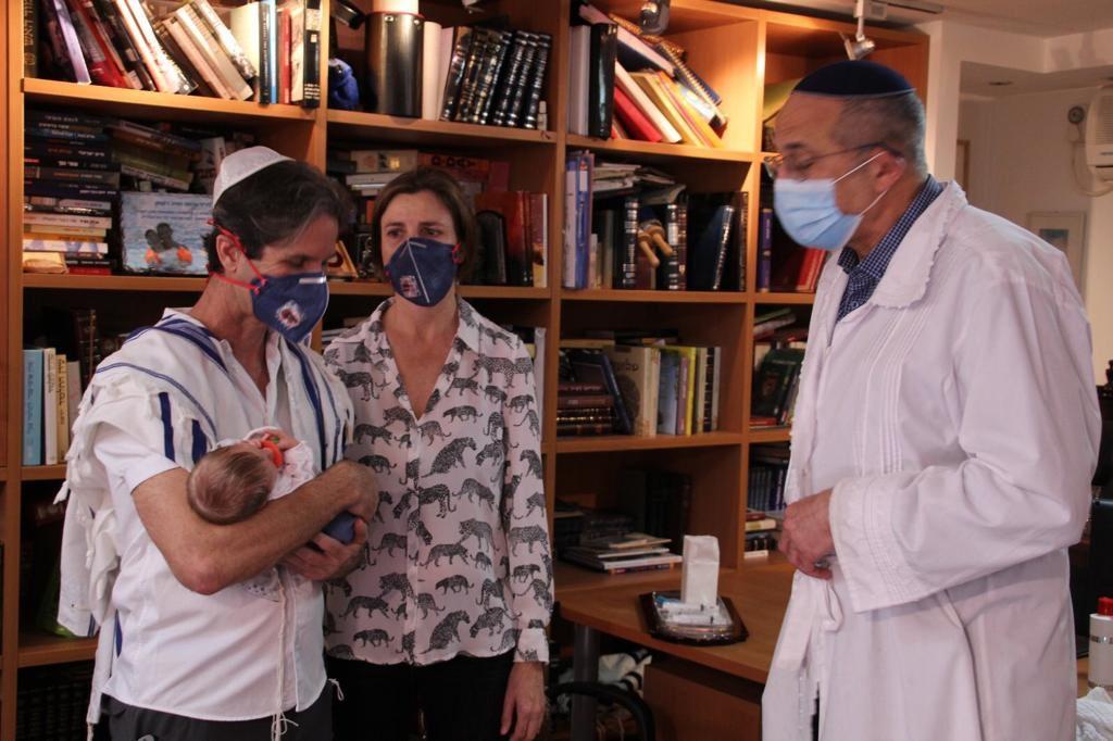 ד"ר ג'קסון בכובעו השני כמוהל (צילום פרטי) ד"ר ג'קסון ברית מילה
