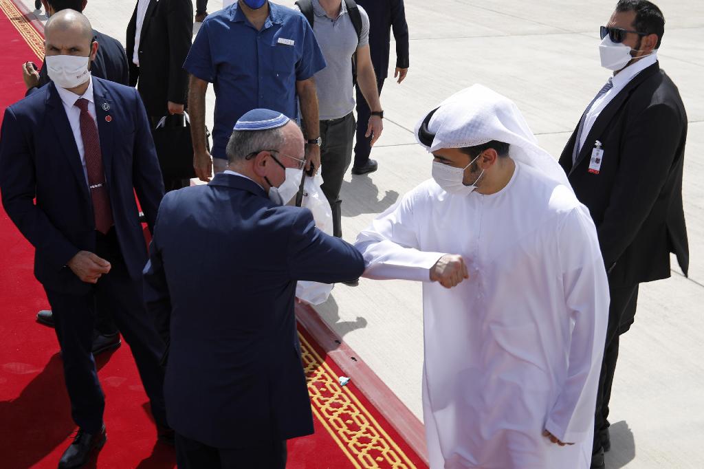  Israeli National Security Advisor Meir Ben-Shabbat elbow bumps with an Emirati official as he makes his way to board the plane to leave Abu Dhabi