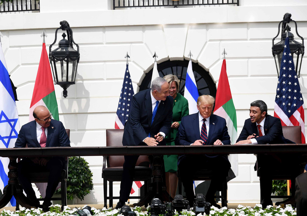 שר החוץ של בחריין: עבד אל-לטיף אל-זיאני שר החוץ של איחוד האמירויות: עבדאללה בן זאיד דונלד טראמפ בנימין נתניהו חתימת הסכם השלום בין ישראל לאיחוד האמירויות בבית הלבן
