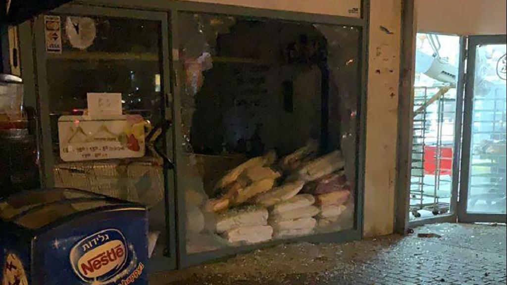 An Ashdod shop window is shattered in the attack (Photo: Courtesy) נזק באשדוד