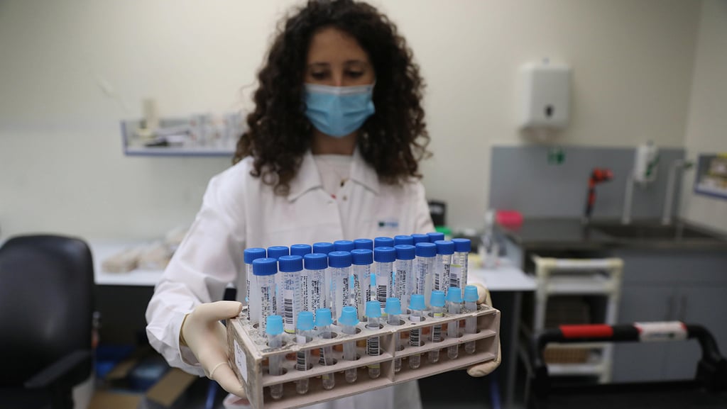 ארכיון (צילום: EPA) מעדבדה לבדיקות קורונה קופת חולים לאומית באור יהודה