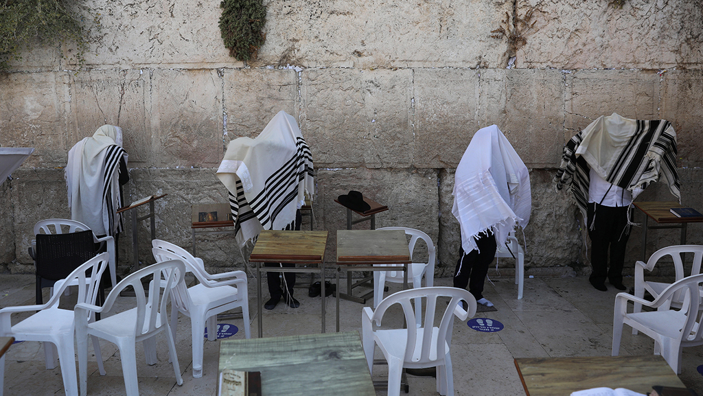 הקפסולות חוזרות לכותל (צילום: EPA) תפילות בכותל