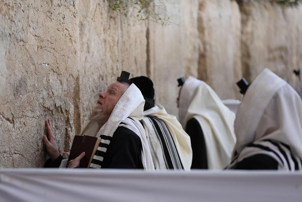 תפילות בכותל המערבי. דרעי נטש את הדיון המוקדם בזעם (צילום: EPA) תפילות בכותל