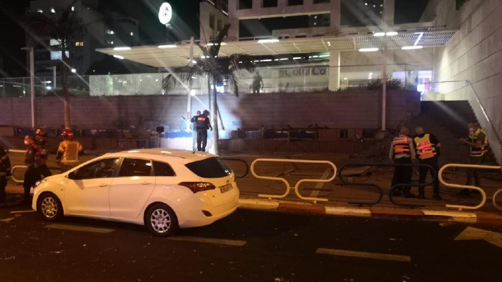 The site of the rocket attack in Ashdod (Photo: TPS) נזק נגרם באשדוד כתוצאה מרקטה ששוגרה בזמן טקס החתימה