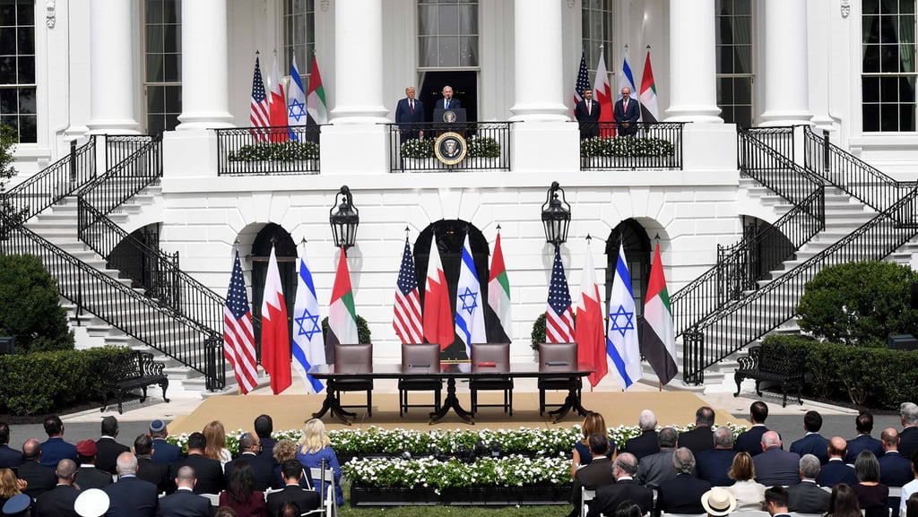 טקס החתימה בוושינגטון בחודש שעבר (צילום: אבי אוחיון, לע"מ) שר החוץ של בחריין: עבד אל-לטיף אל-זיאני שר החוץ של איחוד האמירויות: עבדאללה בן זאיד דונלד טראמפ בנימין נתניהו חתימת הסכם השלום בין ישראל לאיחוד האמירויות בבית הלבן