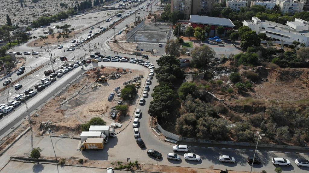 עומס במתחם "היבדק וסע" חולון-בת ים (צילום: עיריית בת ים) מתחם דרייב אין של חולון- בת ים