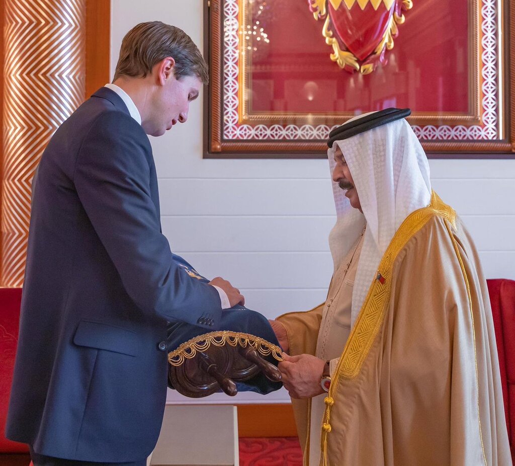 Jared Kushner presents a Torah scroll to Bahrain's King Hamad bin Isa Al Khalifa 