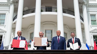 שר החוץ של בחריין: עבד אל-לטיף אל-זיאני שר החוץ של איחוד האמירויות: עבדאללה בן זאיד דונלד טראמפ בנימין נתניהו חתימת הסכם השלום בין ישראל לאיחוד האמירויות בבית הלבן