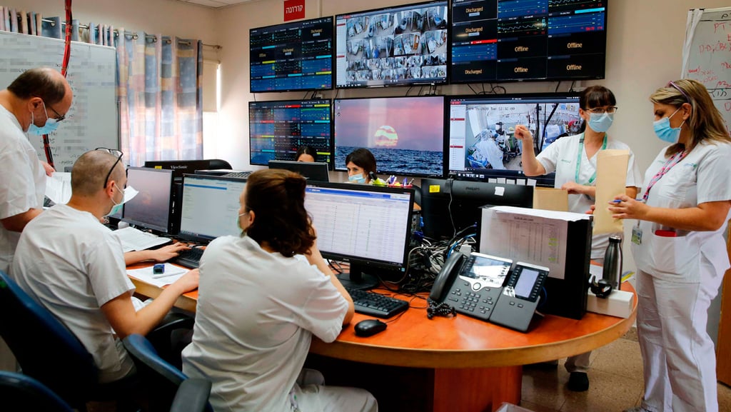 צוות רפואי במחלקת קורונה בסורוקה. "נמשיך לעשות את מה שנדרש כל עוד כוחותינו מאפשרים לנו" (צילום: AFP) הצוות הרפואי המחלקת הקורונה בסורוקה
