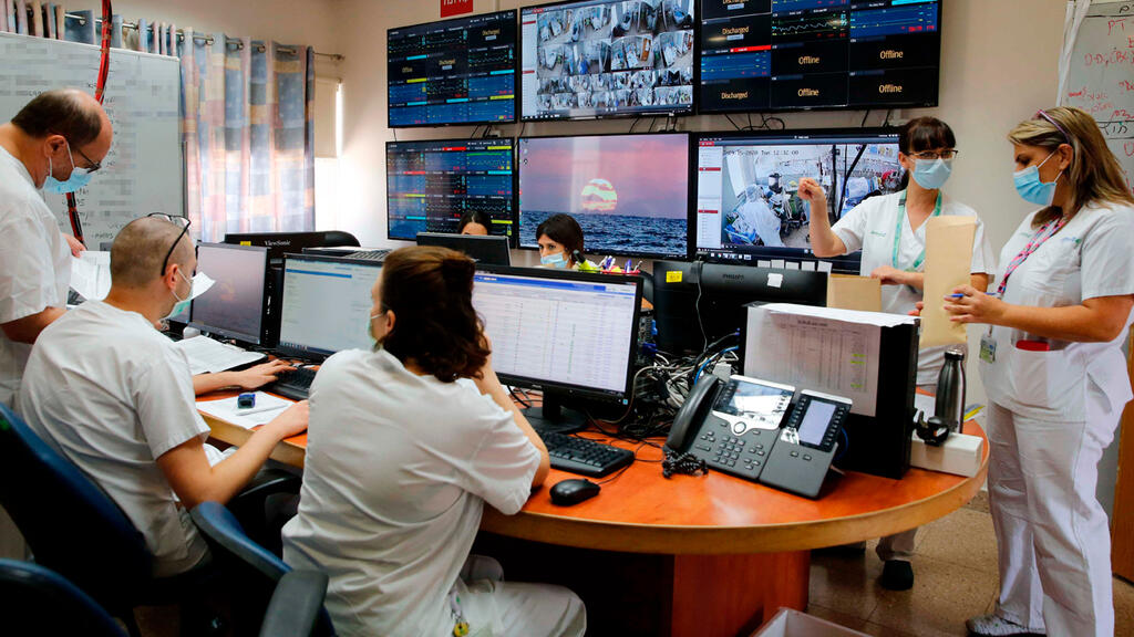 הצוות הרפואי במחלקת קורונה בסורוקה. "זה נראה כמו מאבק סיזיפי שלא נגמר" (צילום: AFP) הצוות הרפואי המחלקת הקורונה בסורוקה