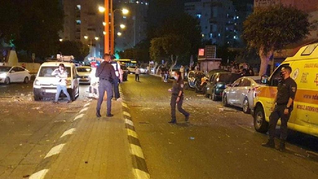 Emergency personnel at the scene of a rocket strike in (Photo: Magen David Adom) נזק נגרם באשדוד כתוצאה מרקטה ששוגרה בזמן טקס החתימה