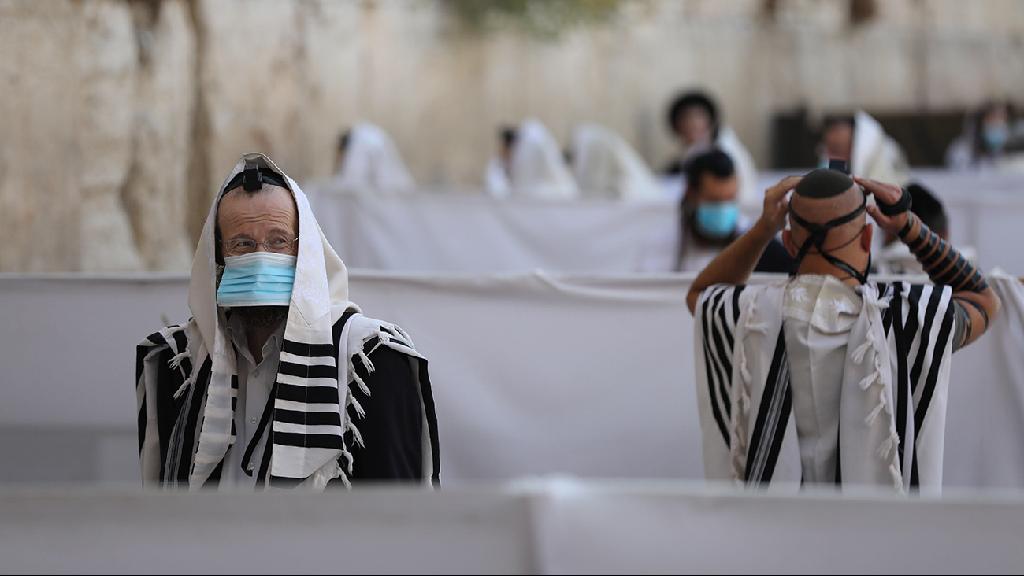 Social distancing prayer at the Western Wall (Photo: EPA) תפילות בכותל