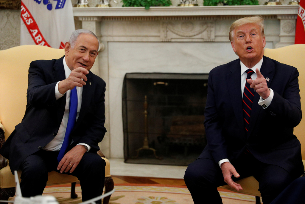 רה"מ יבקש מחברו הנשיא לנסות להסיט את תשומת הלב מהמשפט? טראמפ ונתניהו (צילום: רויטרס) דונלד טראמפ בנימין נתניהו חתימת הסכם השלום בין ישראל לאיחוד האמירויות בבית הלבן
