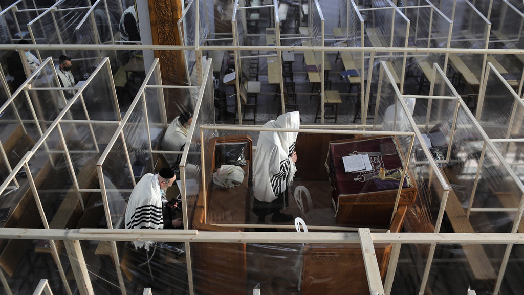 "לבטל את הסדר תורתם אמונתם" (צילום: EPA) חרדים מתפללים במאה שערים בין יריעות פלסטיק