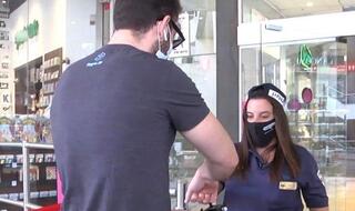 כמה אנשים המאבטחים שולחים הביתה בגלל חום