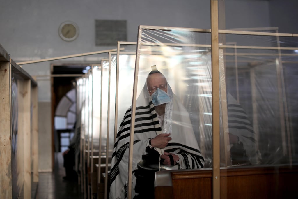 מתפללים במאה שערים (צילום: EPA) חרדים מתפללים במאה שערים בין יריעות פלסטיק