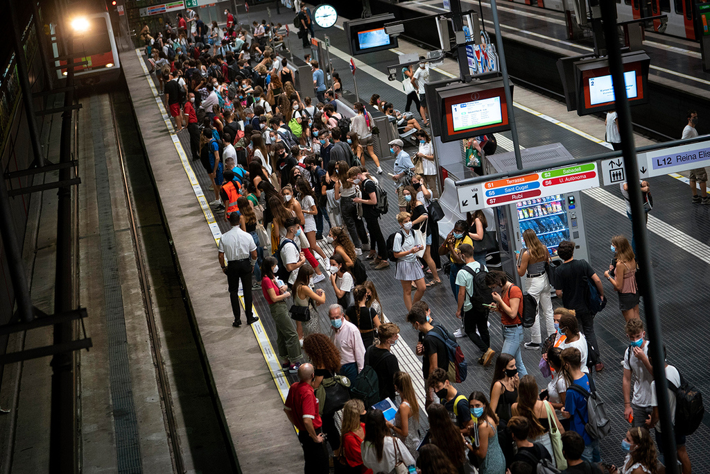 המונים מחכים לרכבת בברצלונה, היום. עלייה מדאיגה במספר המתים (צילום: AP) תחנת רכבת ב ברצלונה ספרד חשש מזינוק ב קורונה