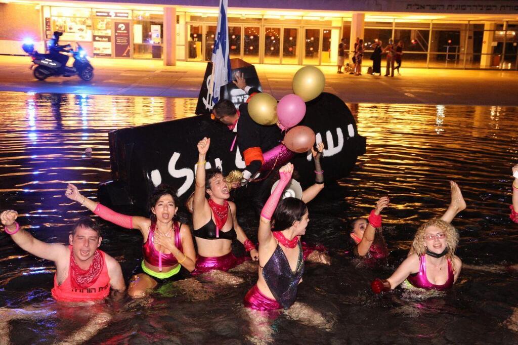 Anti-Netanyahu protestors in the water fountain at Habima Square in Tel Aviv (Photo: Moti Kimchi) מחאה של צעירי בלפור בכיכר הבימה נגד בנימין נתניהו