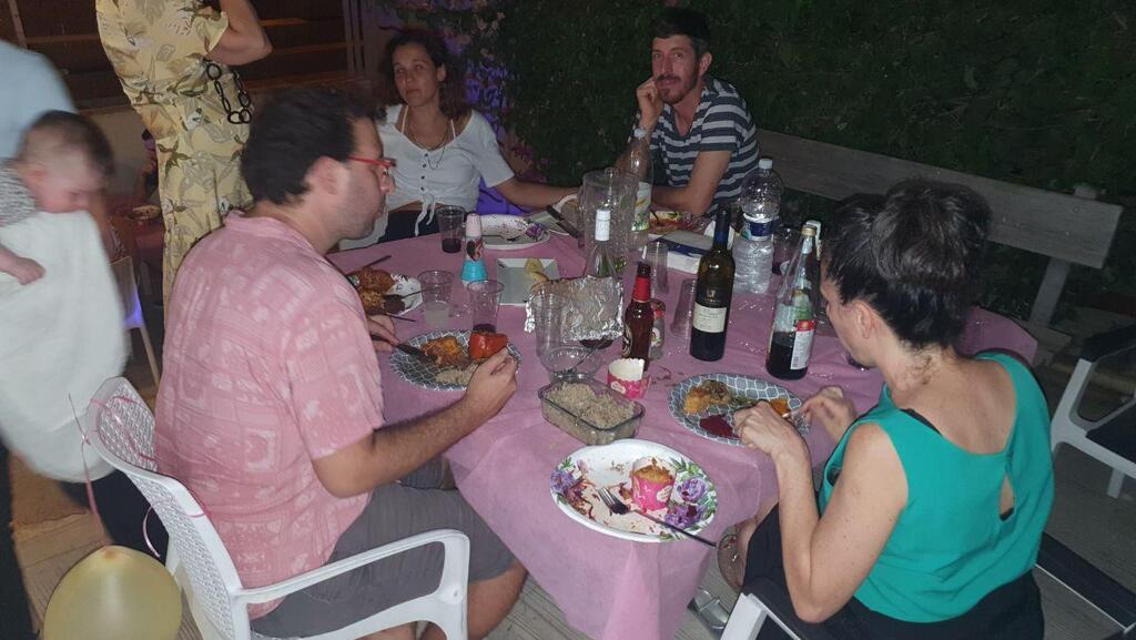 ארוחה מסורתית בבית משפחת ברק (צילום: אסף קמר) משפחת ברק מאזור חוגגת את ראש השנה ערב לפני הזמן