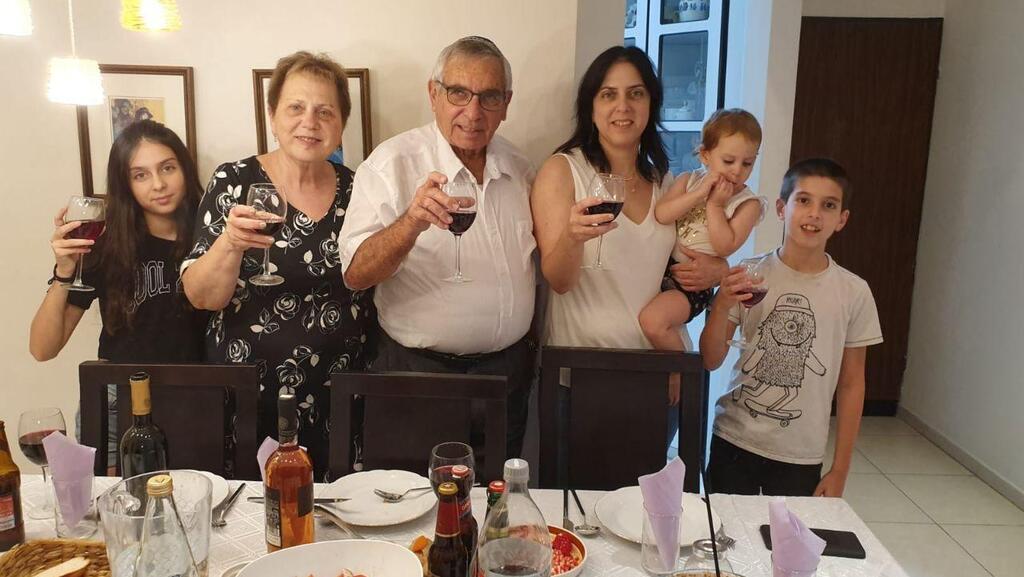 משפחת רוזנבלום מכפר סבא חוגגת את ראש השנה ערב לפני הזמן (צילום: אסף קמר) משפחת רוזנבלום מכפר סבא חוגגת את ראש השנה ערב לפני הזמן
