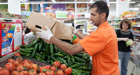 טענות לגביית יתר. ירקות במשקל (אילוסטרציה) (צילום: אוראל כהן) עגבניות ומלפפונים בסופרמרקט