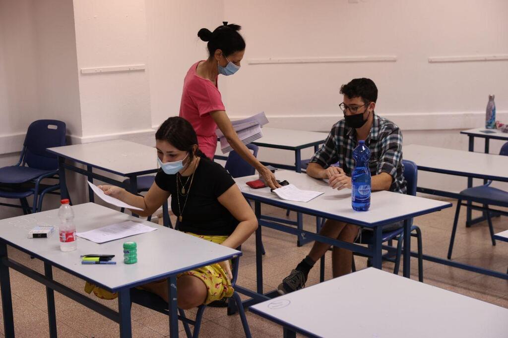 בחינות הבגרות בהיסטוריה בבית הספר בליך שברמת גן (צילום: מוטי קמחי ) בחינות הבגרות בהיסטוריה בבית ספר בליך