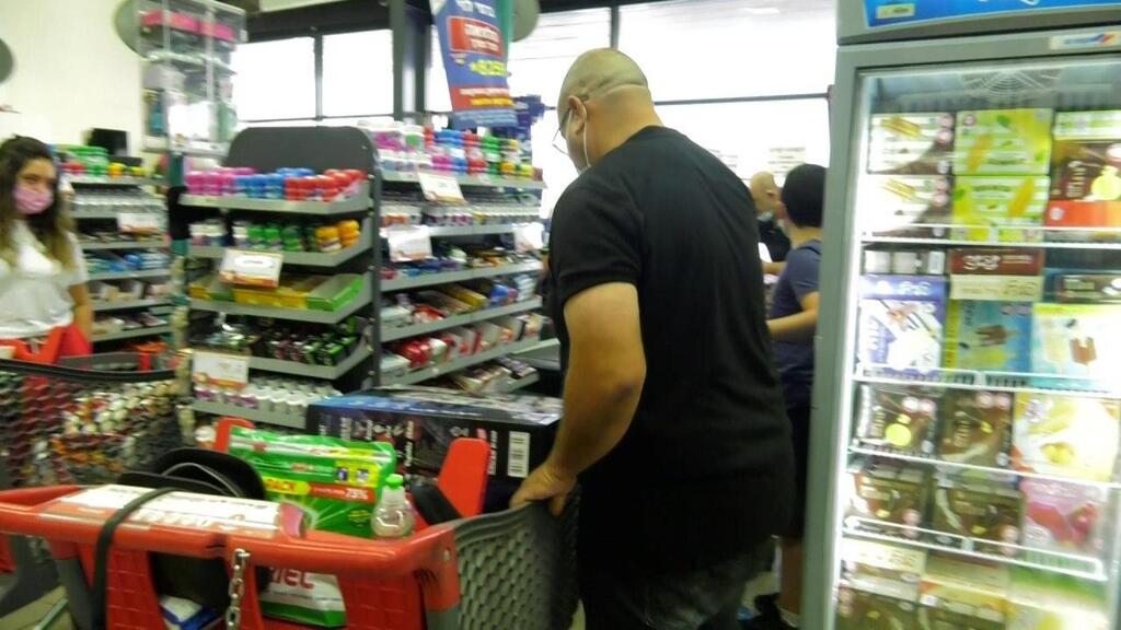 קונים באשקלון לקראת ערב חג ראש השנה