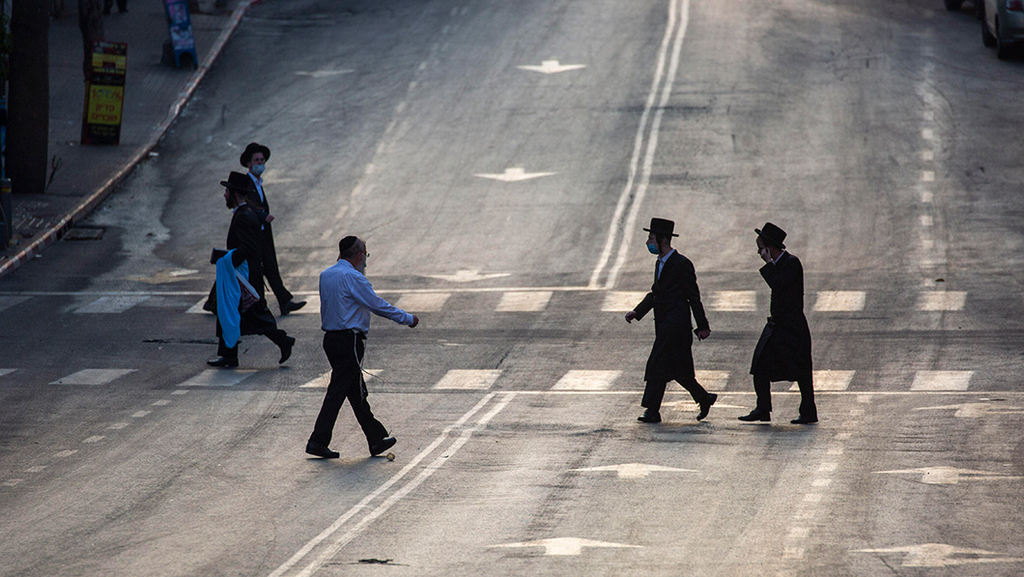 מובילה בשיעור הבדיקות החיוביות. כבישי בני ברק ריקים בראש השנה (צילום: AP) בני ברק
