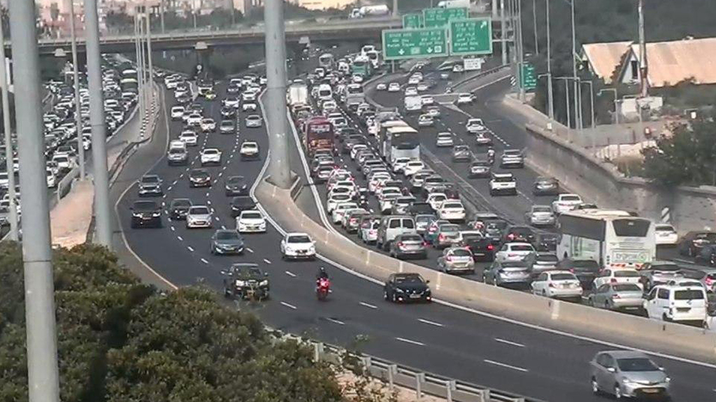 פקקים במחלף אלוף שדה לקראת ערב החג