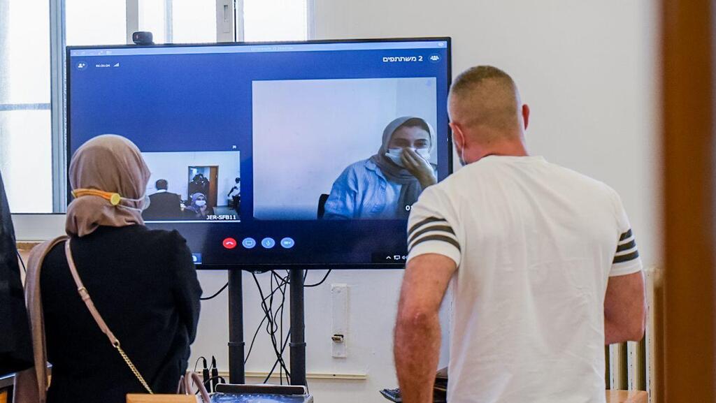 ג'אבר (במסך) בדיון הגשת כתב האישום נגדה (צילום: שלו שלום) כתב אישום הוגש הבוקר נגד תושבת העיר העתיקה, יסמין ג'אבר, בגין מגע עם סוכני חוץ וחברות בארגון טרור