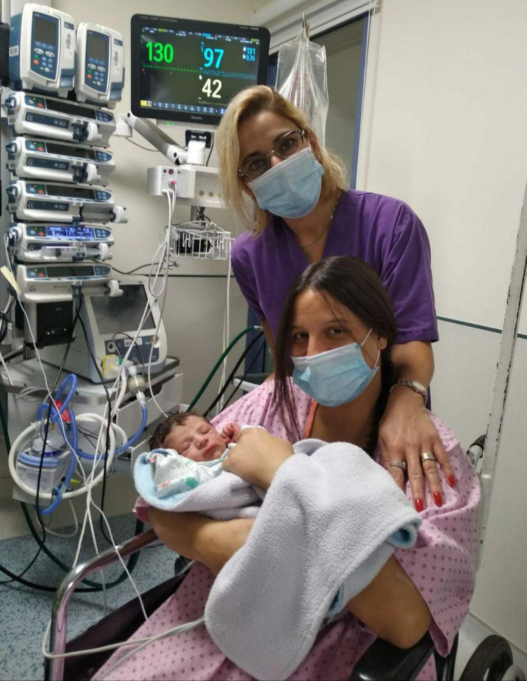 צילום: דוברות בית החולים בני הזוג סוף וחן מחדרה עם בתם הבכורה
