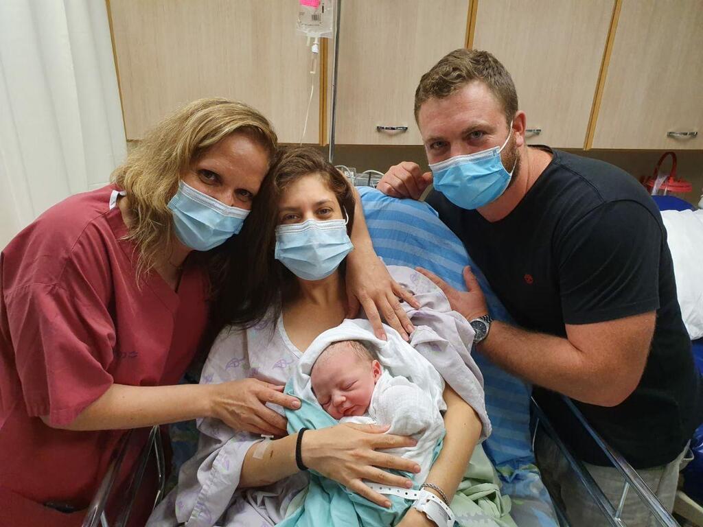 עדי וערן צוקר מחדרה עם בנם והמיילדת דנה עתיר (צילום: דוברות בית החולים) עדי וערן צוקר מחדרה עם בנם והמיילדת דנה עתיר