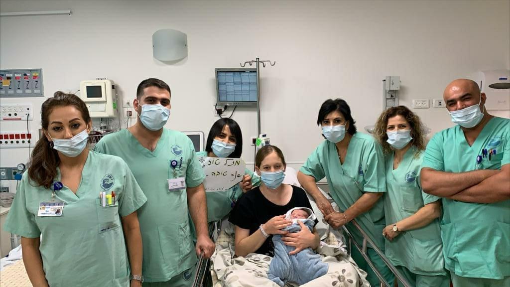 יפעת ניילינגר עם בנה ואנשי צוות חדר הלידה (צילום: המרכז הרפואי פדה-פוריה) יפעת ניילינגר עם בנה ואנשי צוות חדר הלידה