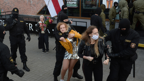 Сотни женщин арестованы на митинге в Минске -фоторепортаж