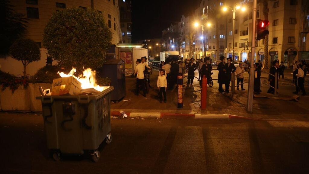 צילום: מוטי קמחי הפגנה בבני ברק נגד הסגר עם צאת החג