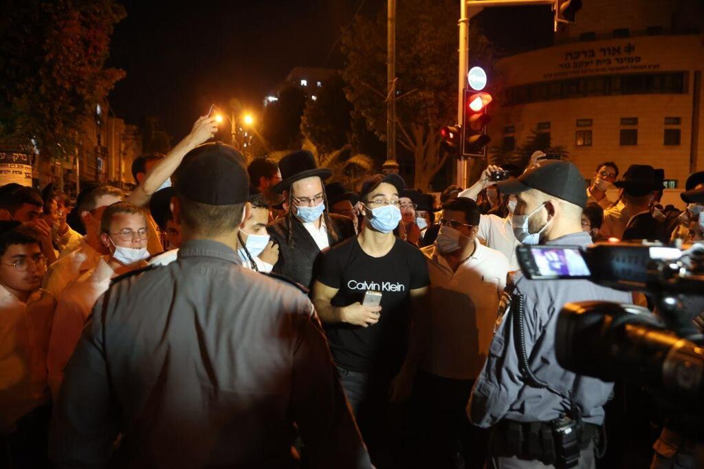 עימותים במחאת החרדים בבני ברק (צילום: מוטי קמחי) הפגנה בבני ברק נגד הסגר עם צאת החג