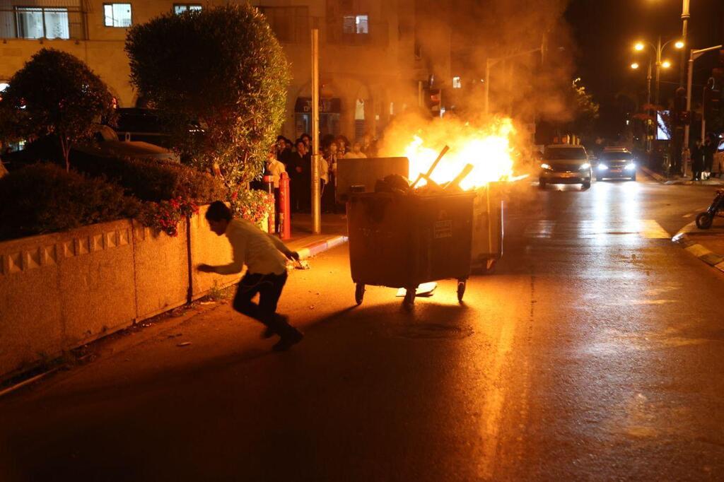 צילום: מוטי קמחי הפגנה בבני ברק נגד הסגר עם צאת החג
