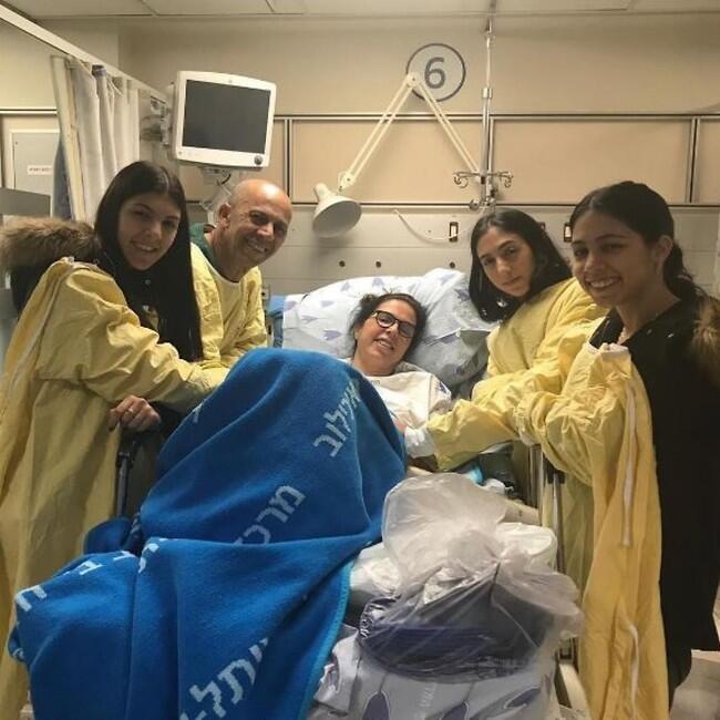 מוקפת במשפחה (צילום: אינסטגרם) מוקפת במשפחה