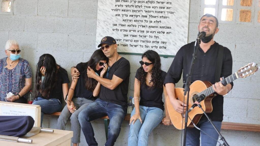 משפחתה של מירית הררי ז"ל בהלוויתה