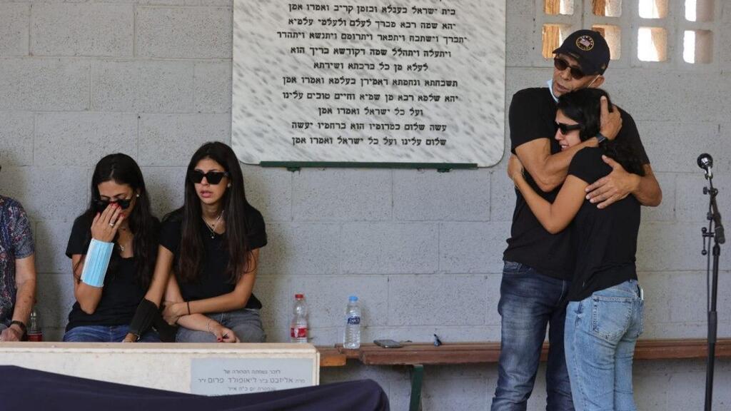 משפחתה של מירית הררי ז"ל בהלוויתה