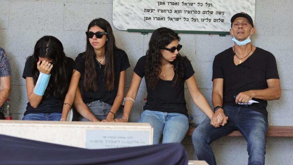 משפחתה של מירית הררי ז"ל בהלוויתה
